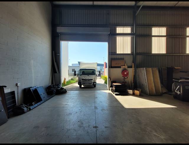 494M² WAREHOUSE TO LET IN STIKLAND INDUSTRIAL